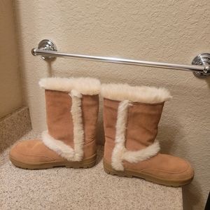 Size 6 women's fuzzy boots
